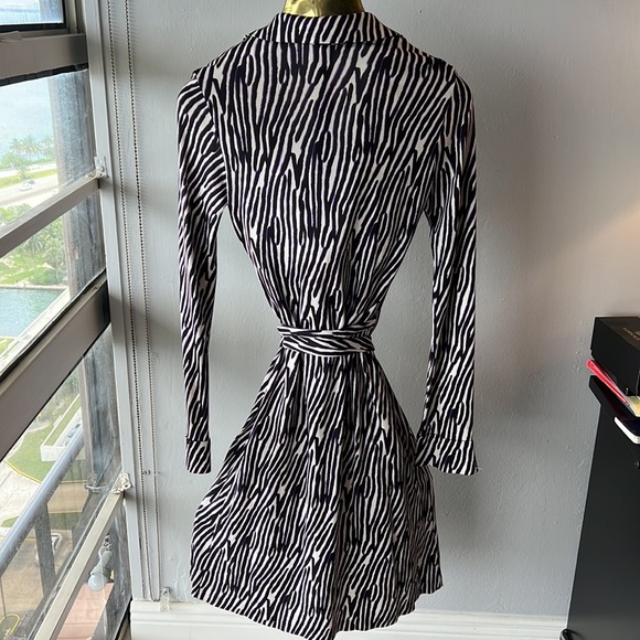 Vintage DVF Silk Classic long Sleeve Wrap in pristine condition - Picture 7 of 7